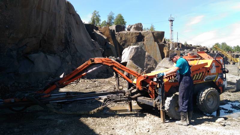 A drilling machine worker at the diabase quarry, 2021