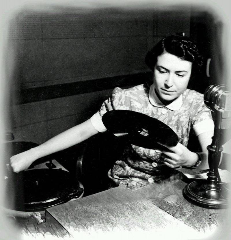 Asma Tobi, radio presenter, early 1940s