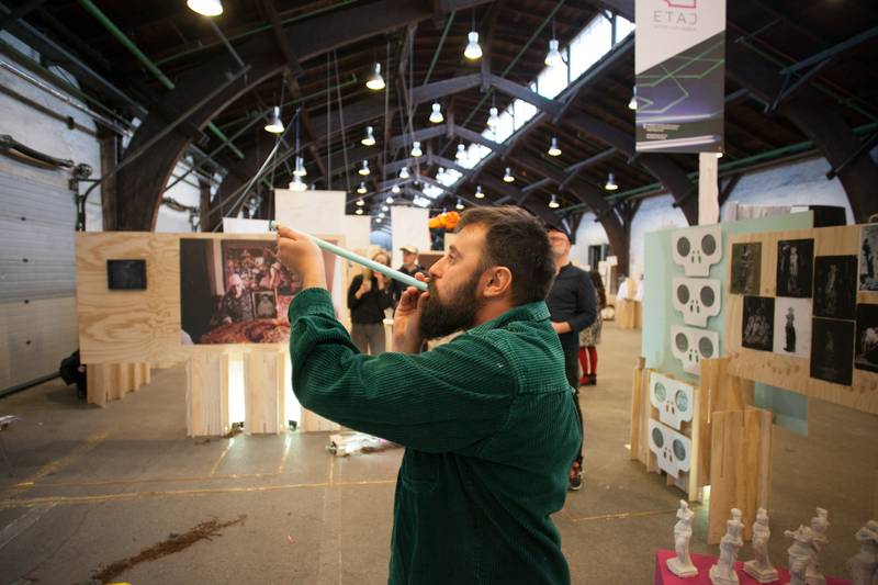 Mircea Modreanu performing during Juxtapose Art Fair in Aarhus (DK) inside E T A J artist-run space booth, August 2021